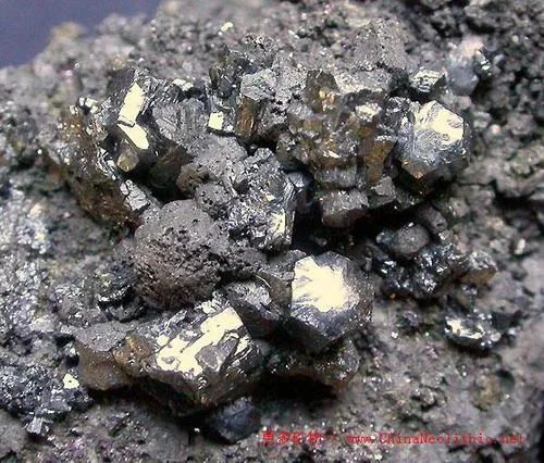 金属矿石价格飙升 最高涨幅93%，市场震荡与未来展望